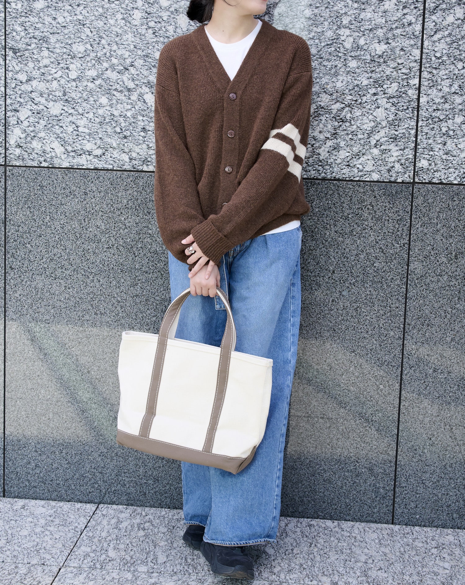 30代カジュアル派ライターがブラウンのモヘア混カーディガンを試着