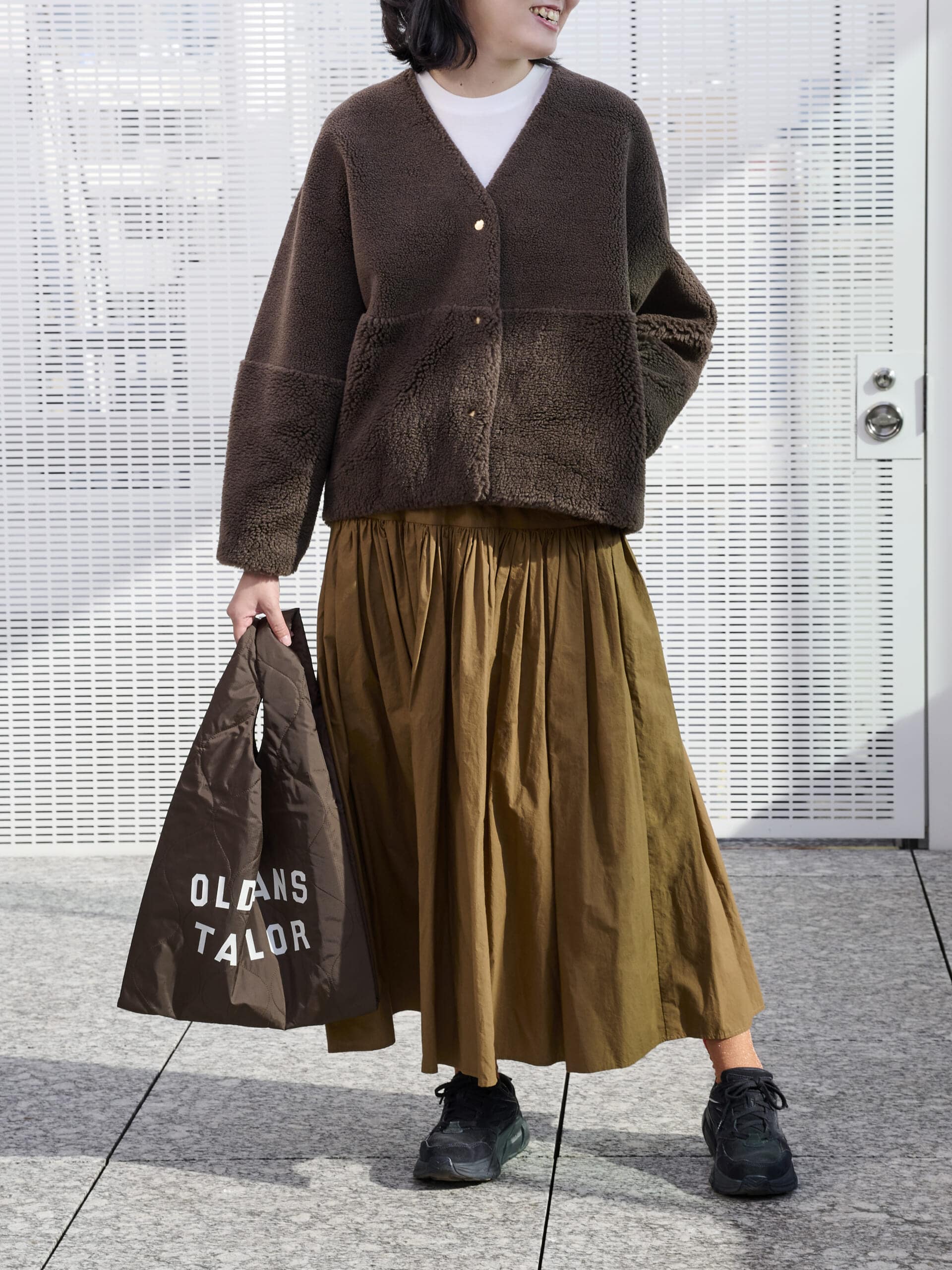 30代カジュアル派ライターがマイカ＆ディールのアウターとブラウンのスカートを試着