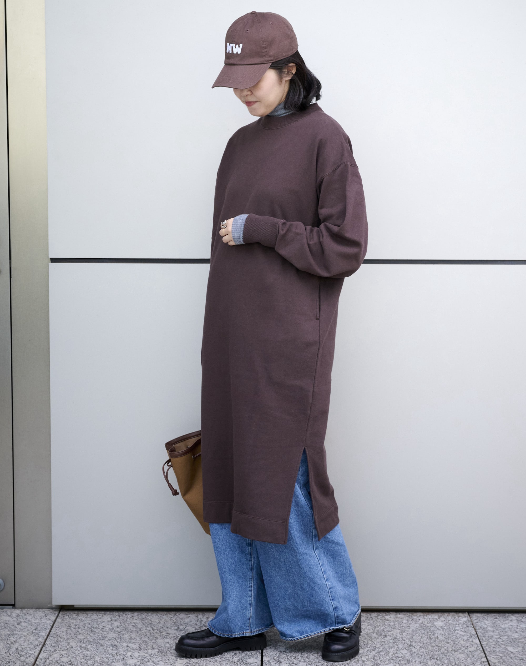 30代カジュアル派ライターがブラウンのスウェットワンピースとブラウンのキャップを試着
