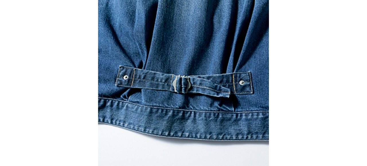 裾後ろに身幅が調整できるベルトを採用。