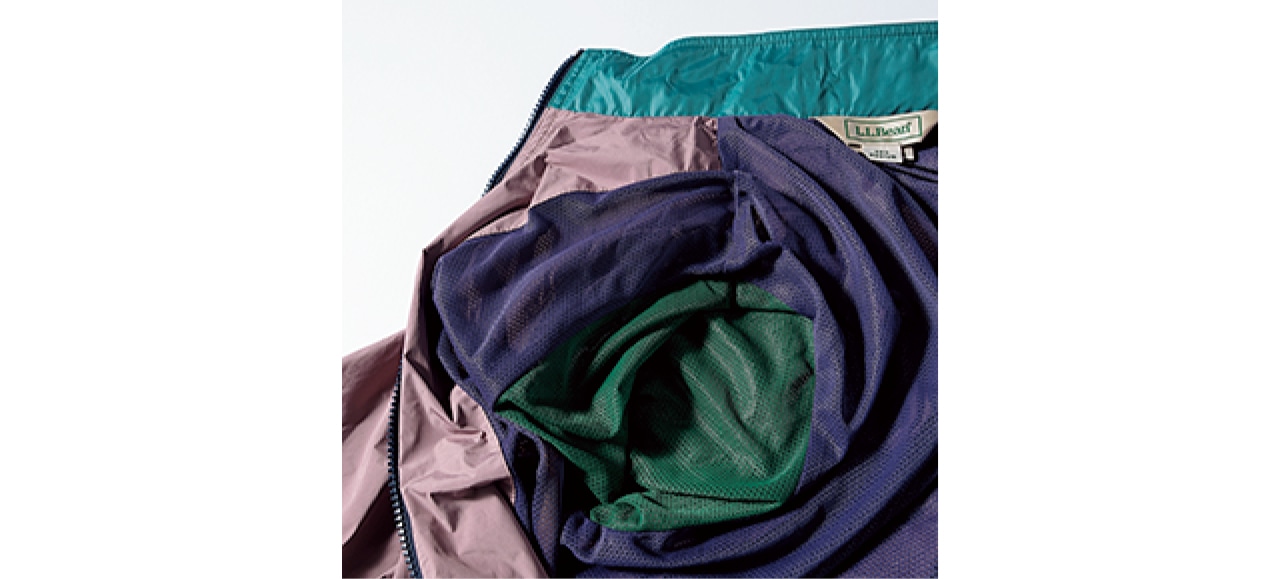 通気性のいいメッシュ素材の裏地は、袖をグリーン、ボディをパープルに。着脱のたびにときめくカラーリング。