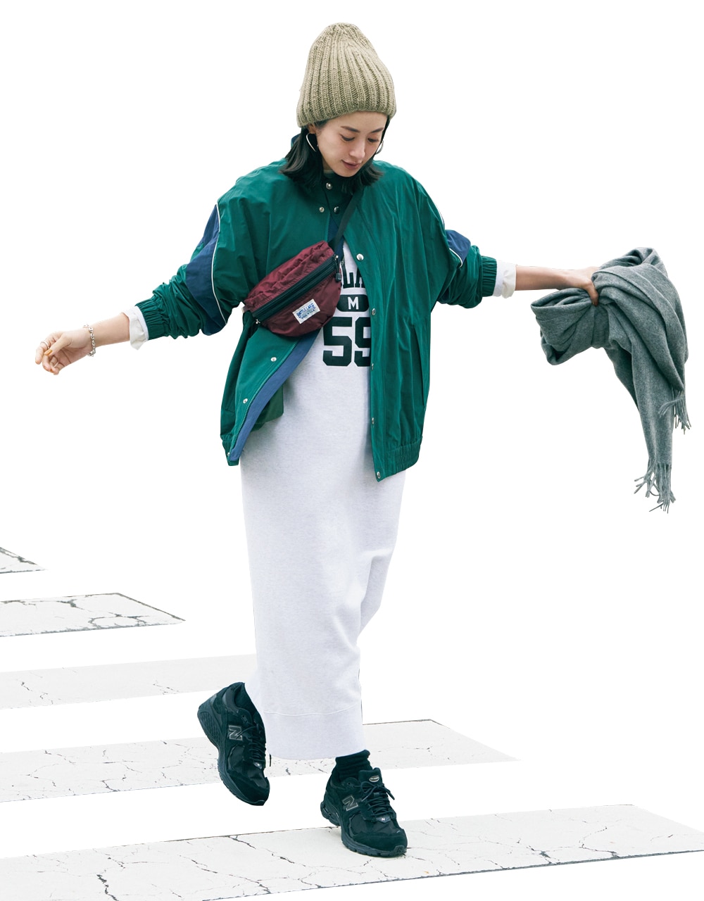 スウェットワンピ×New Balance「U2002DXB」スニーカーコーデ 高垣麗子さん