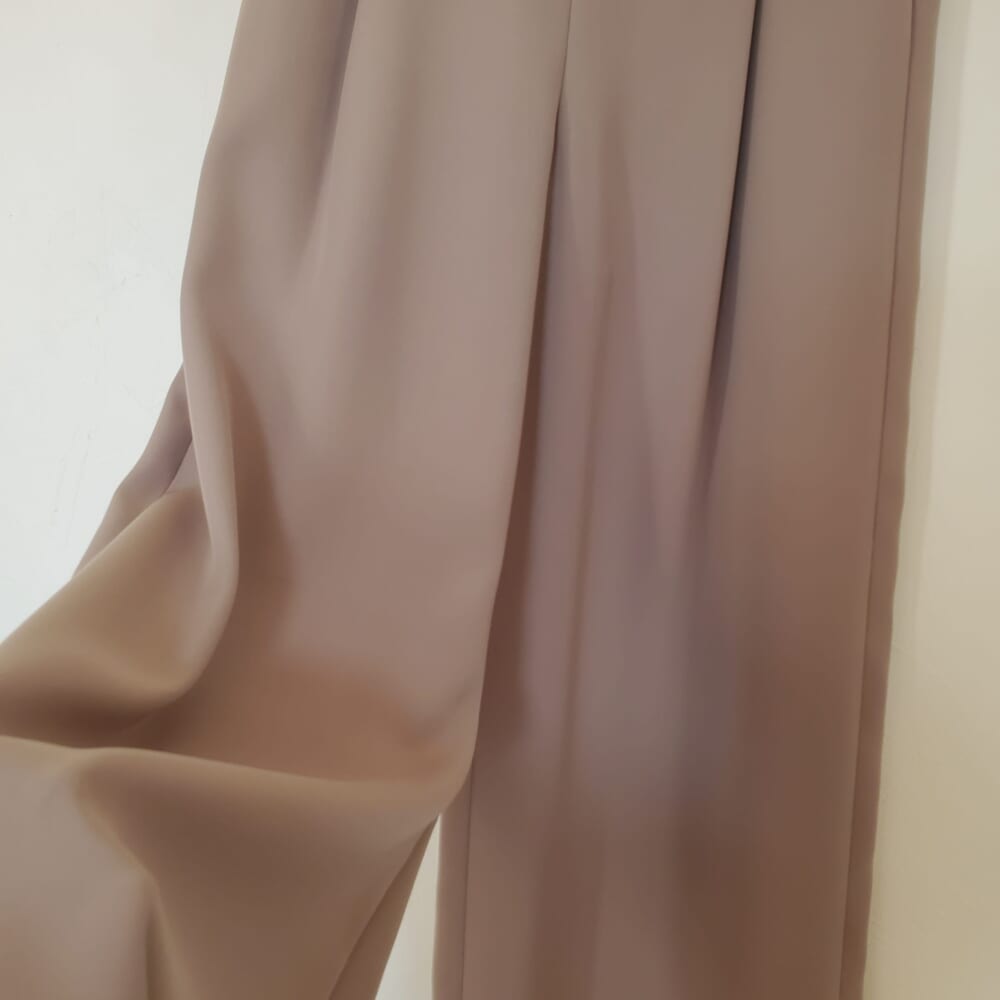 ドゥーズィエムクラスのイージーワイドパンツの生地感