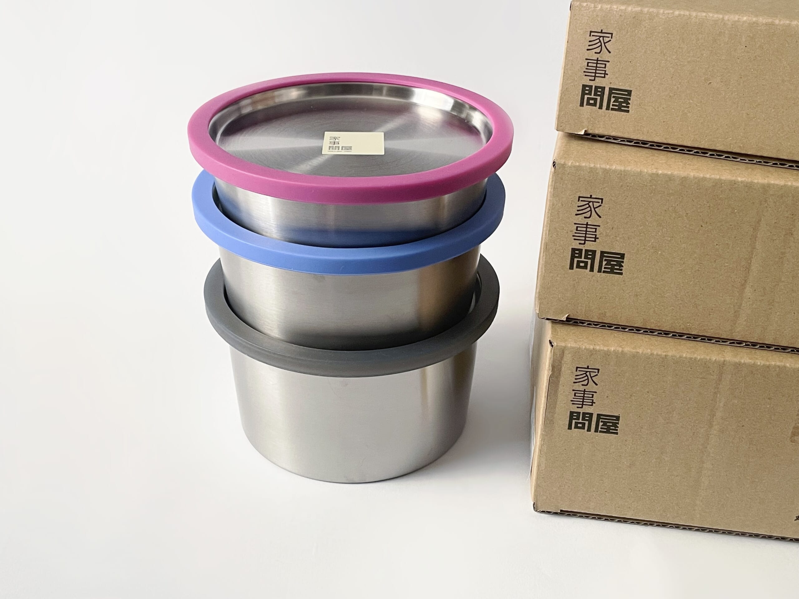 ワタナベマキさん×家事問屋のコラボを3サイズ積み重ねてやや上から撮った写真