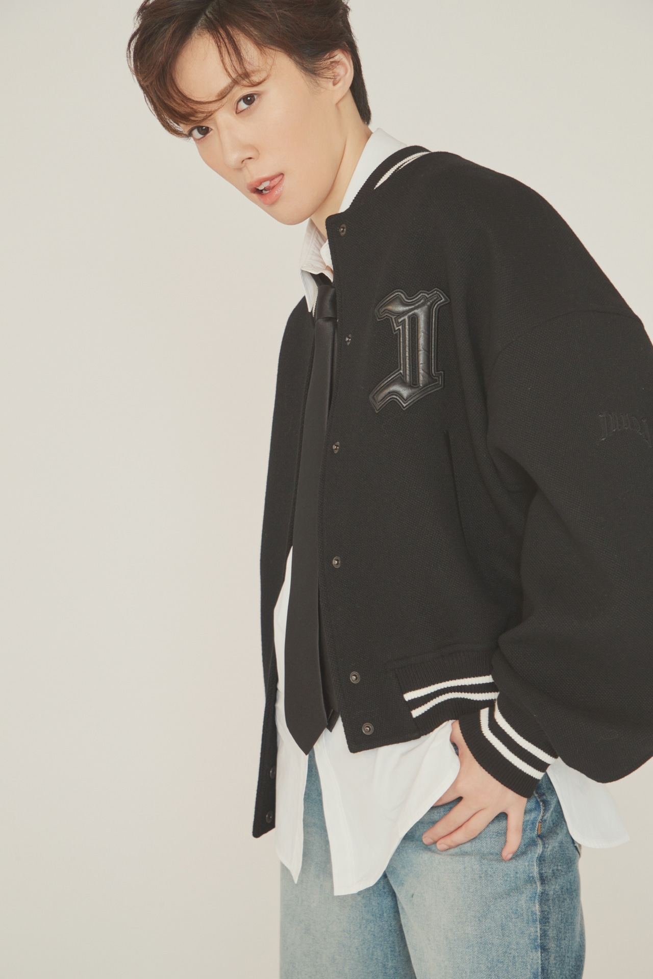 ポケットに手を入れたポーズの宝塚歌劇月組・風間柚乃さん