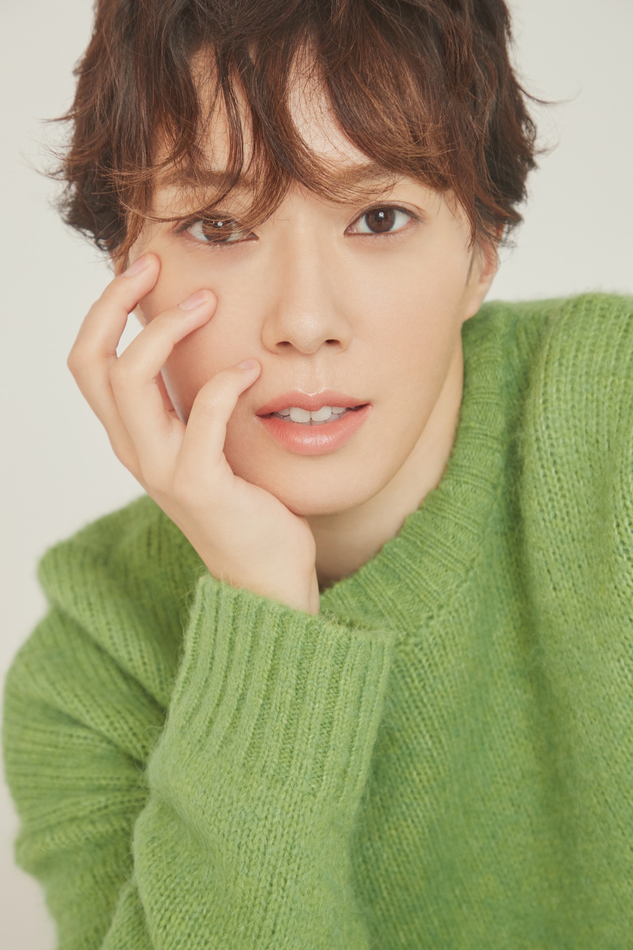 頬杖をついてこちらを見つめる宝塚歌劇月組・風間柚乃さん