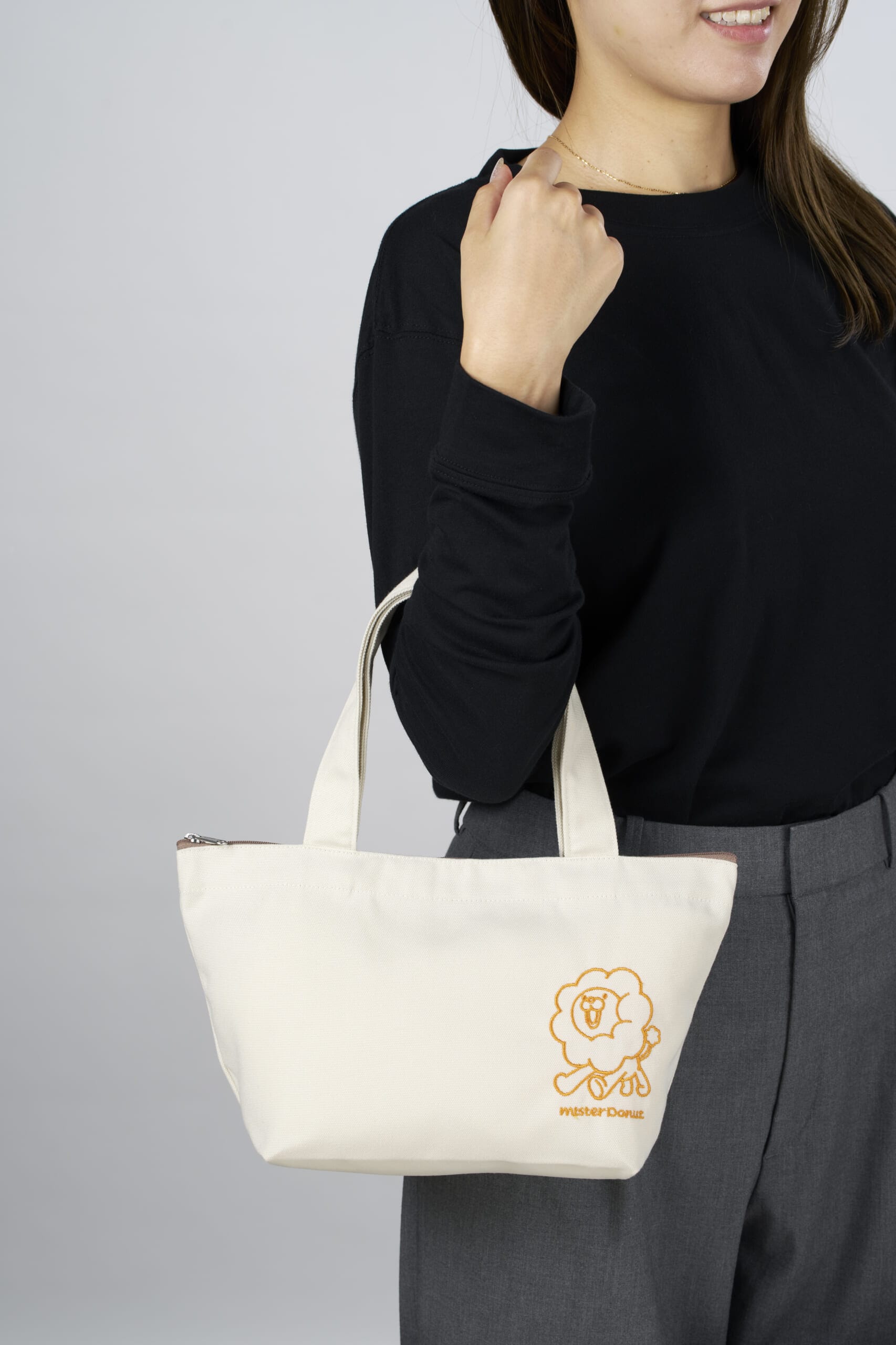 ポン・デ・ライオンミニトート モデル使用例