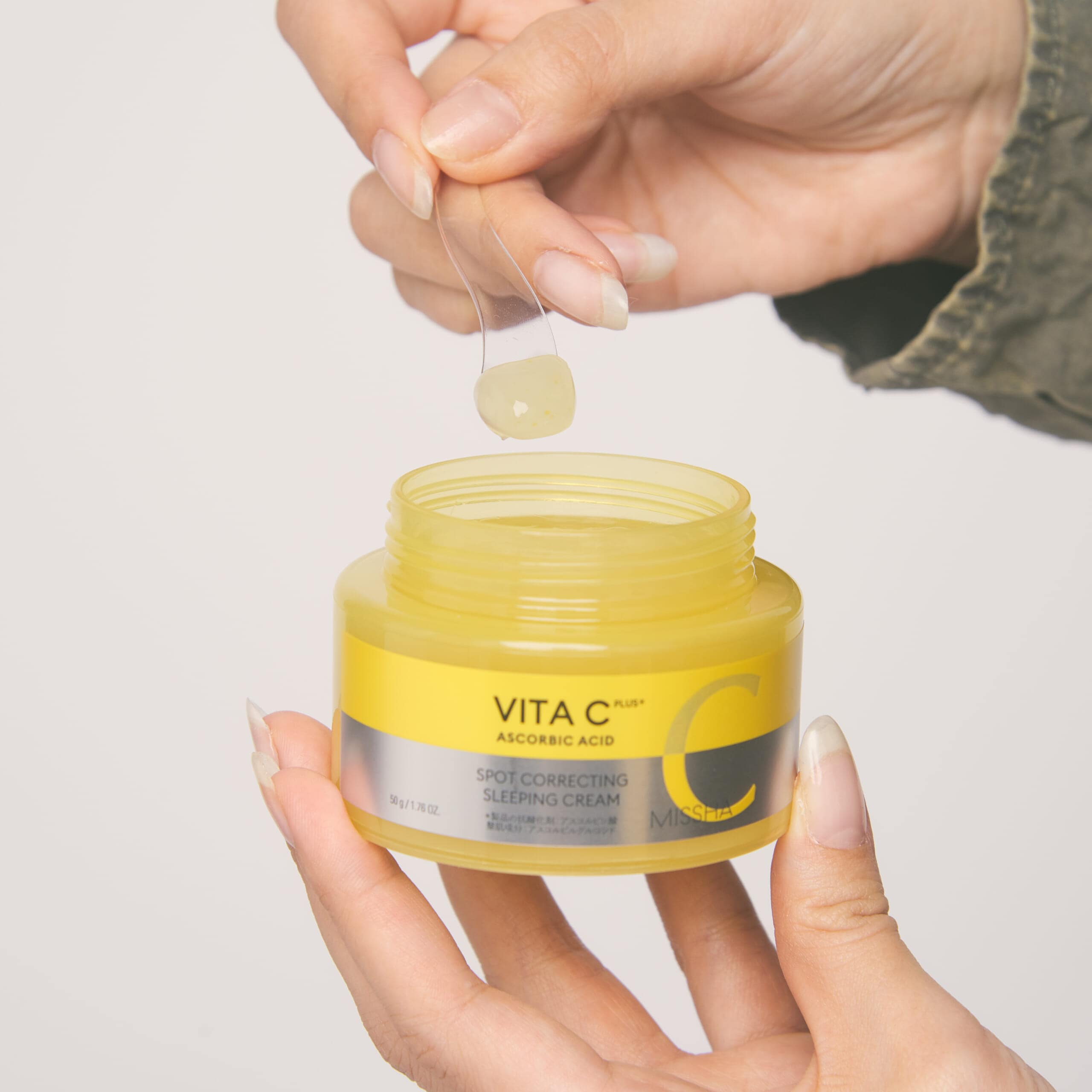 ビタシープラス スリーピングクリームをすくっているところ。