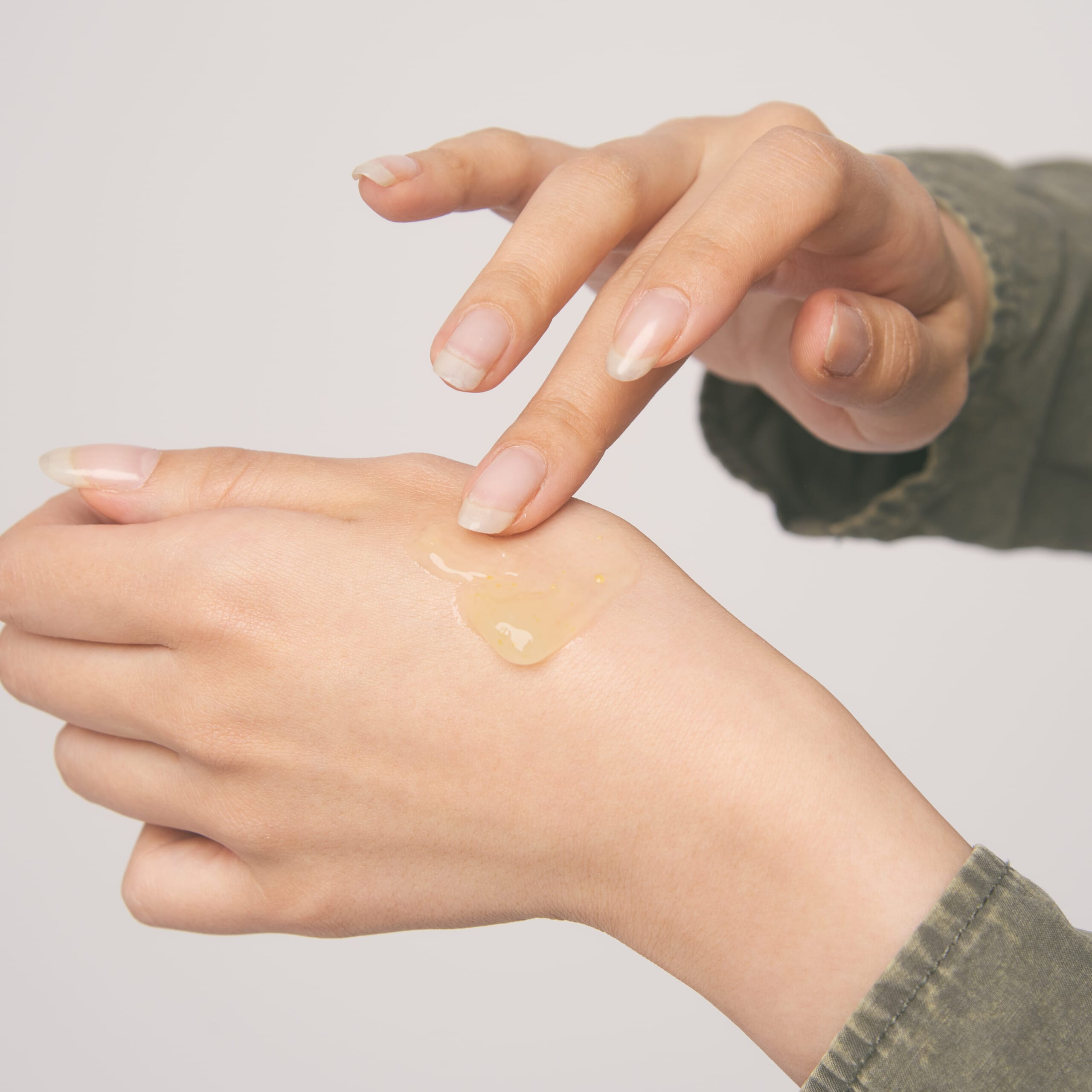 ビタシープラス スリーピングクリームを肌に塗っているところ。