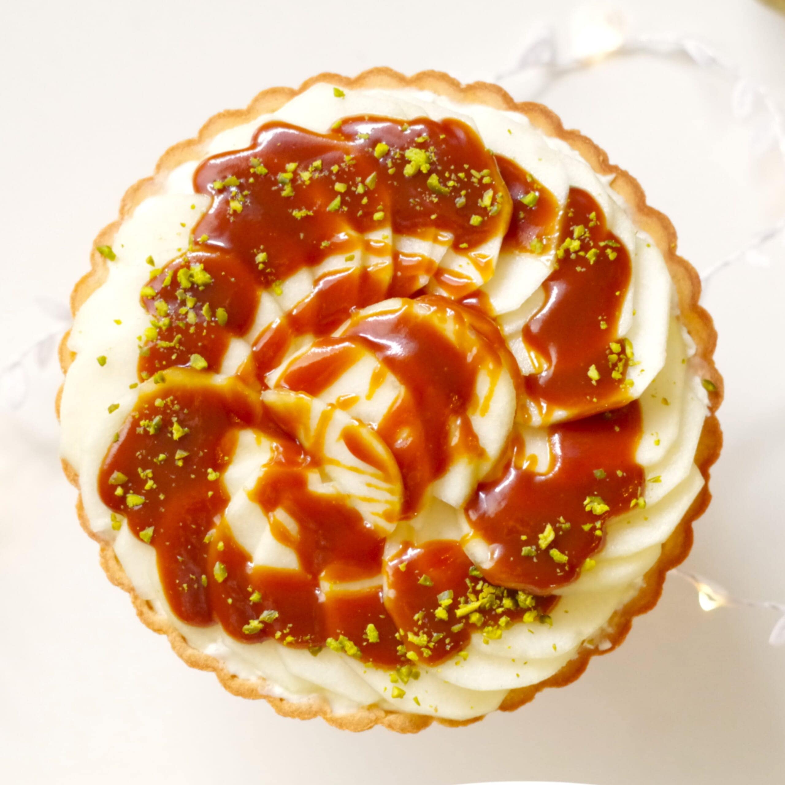 ラフランスのキャラメルレアチーズタルト　キャラメルソース　ピスタチオ