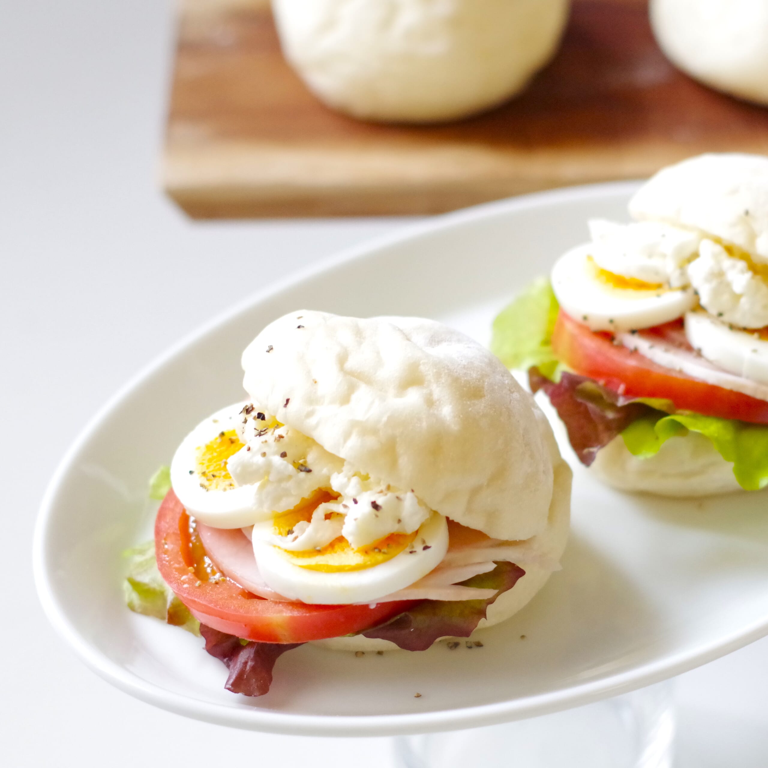 白パンのサンドイッチ　白パン　
ホワイトハム、トマト、モッツアレラチーズ、ゆで卵、父が育てたレタス