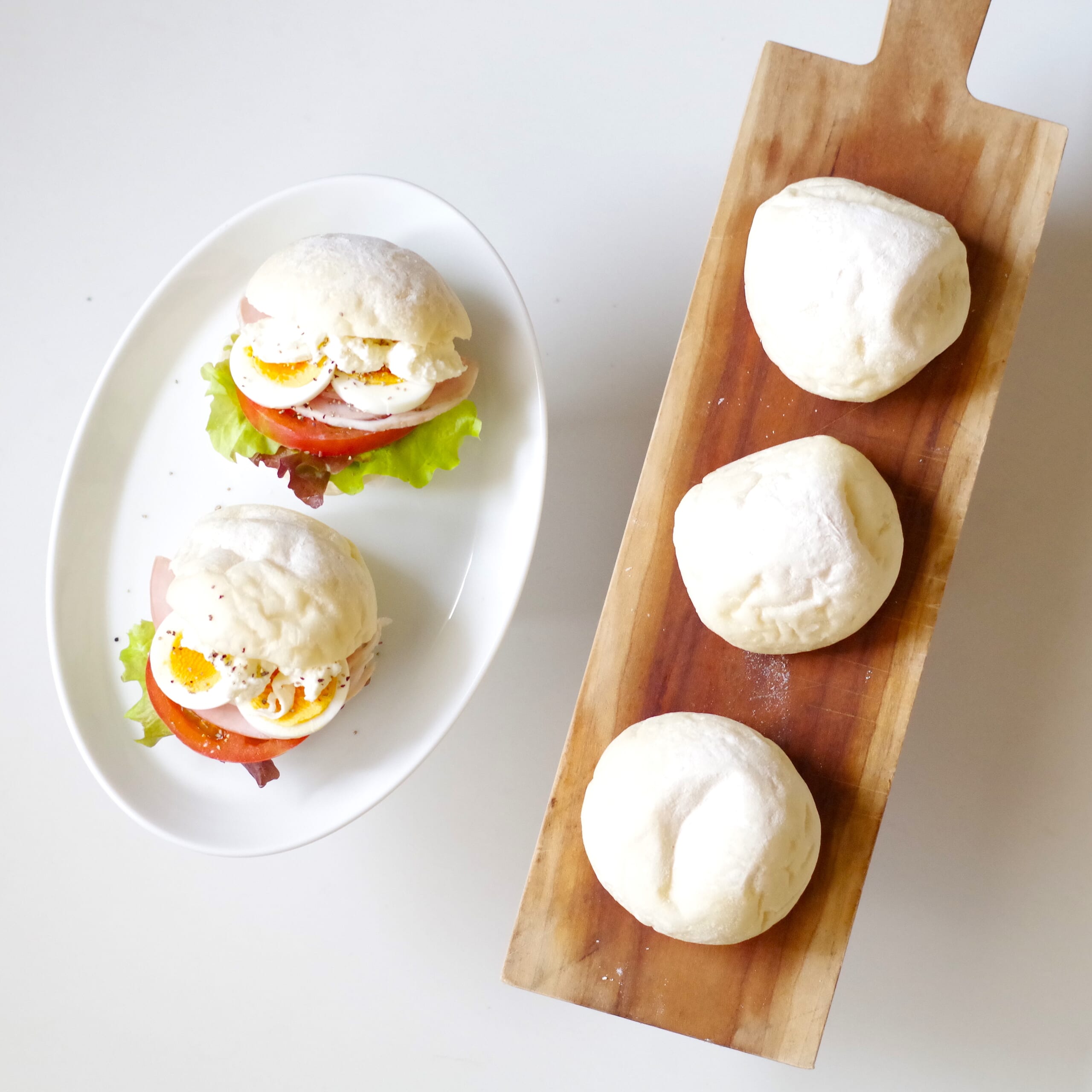 白パンのサンドイッチ　白パン
ホワイトハム、トマト、モッツアレラチーズ、ゆで卵、父が育てたレタス