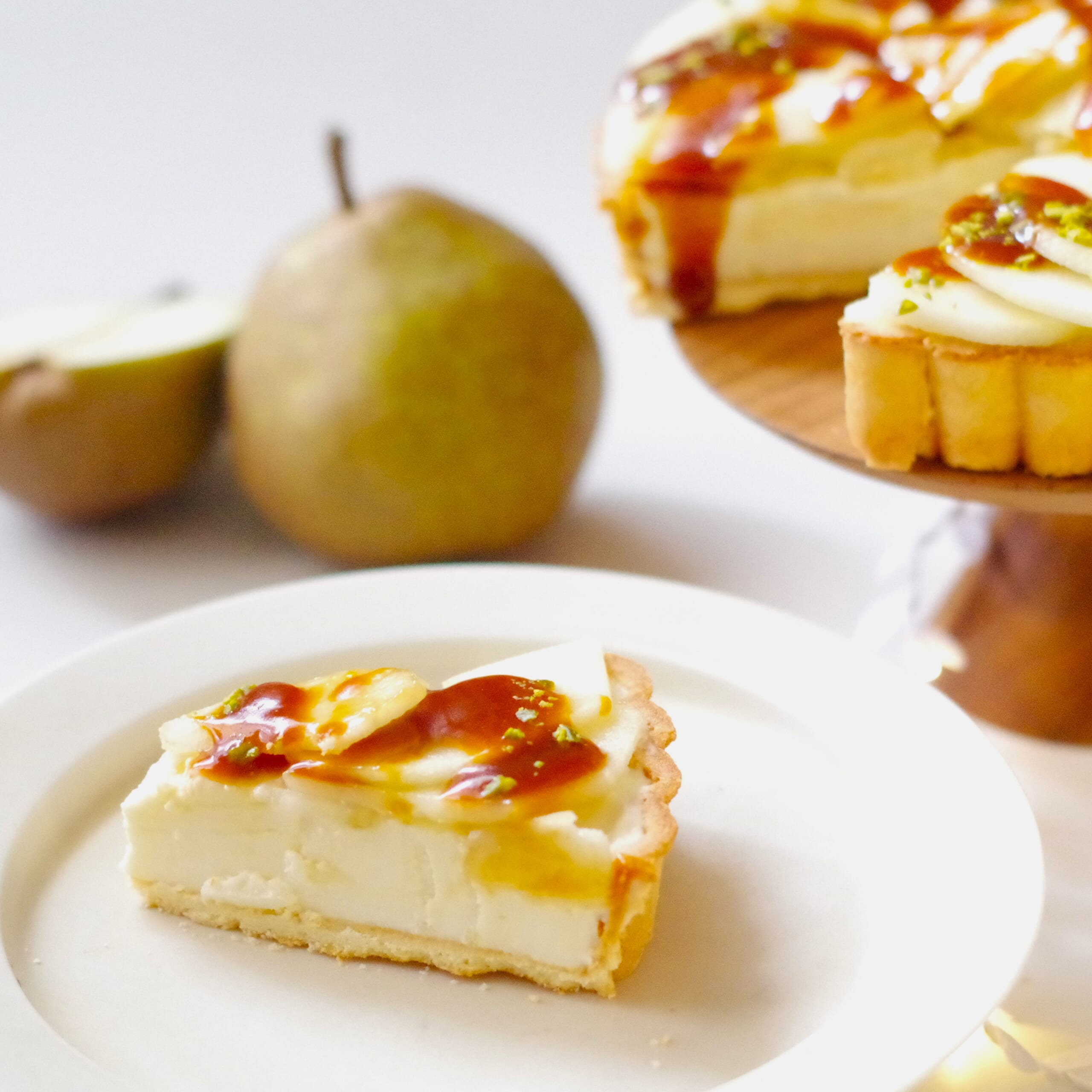 ラフランスのキャラメルレアチーズタルト　キャラメルソース　ピスタチオ　カット