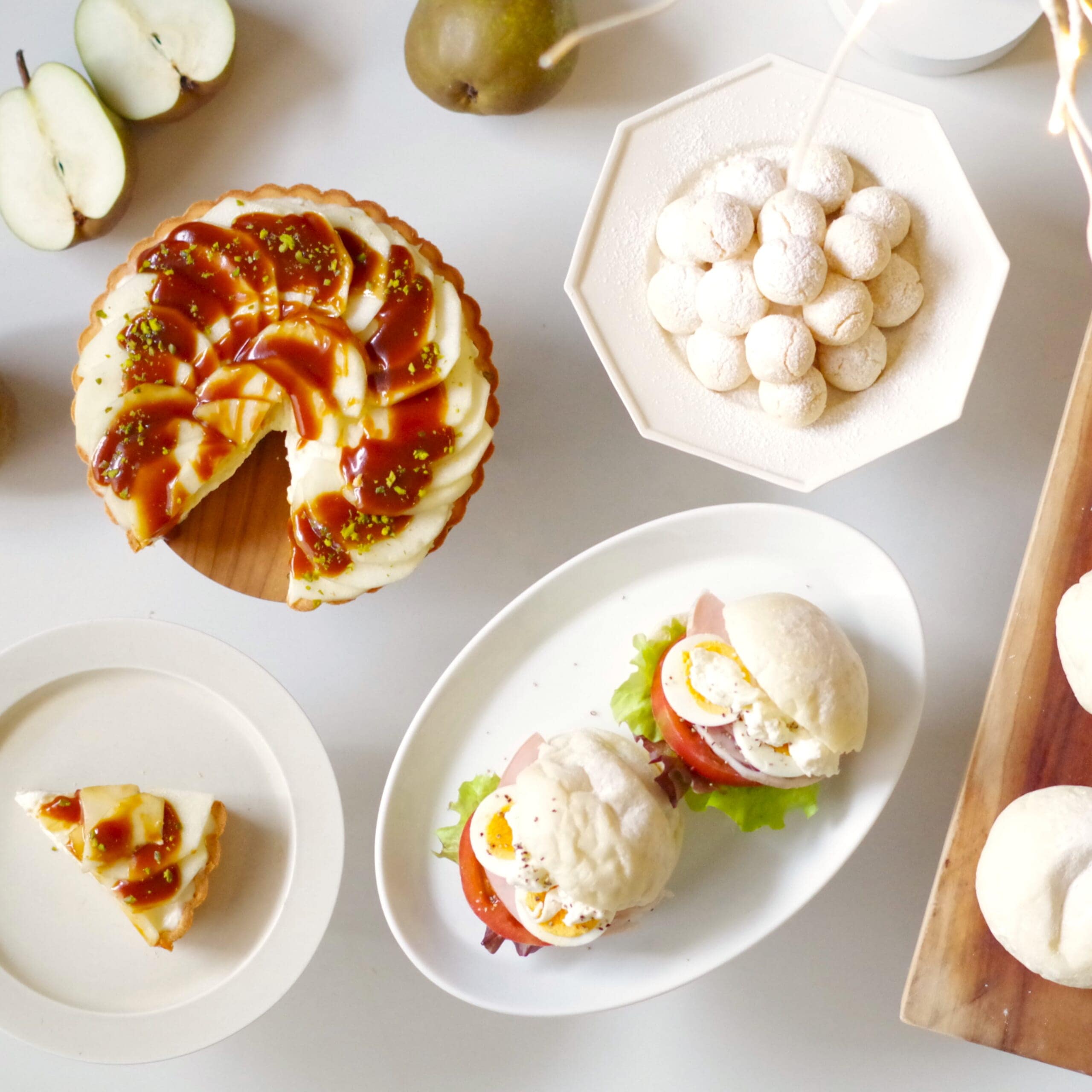 NOBLE FOX/Caファーニットカーディガン  ラフランスのキャラメルレアチーズタルト　キャラメルソース　ピスタチオ　白パンのサンドイッチ　米粉のスノーボール