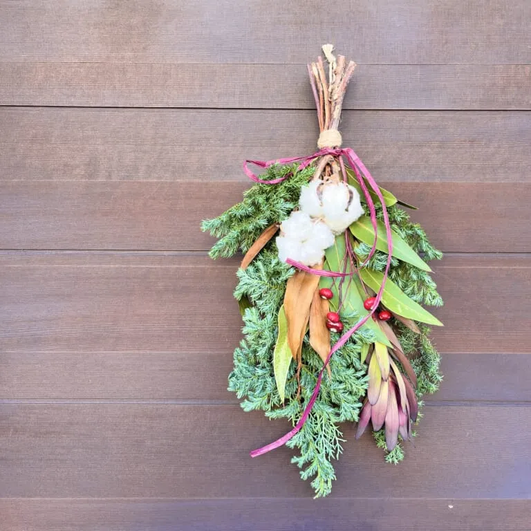 ユニクロ「季節限定 ホリデースワッグ」玄関に飾ったところ