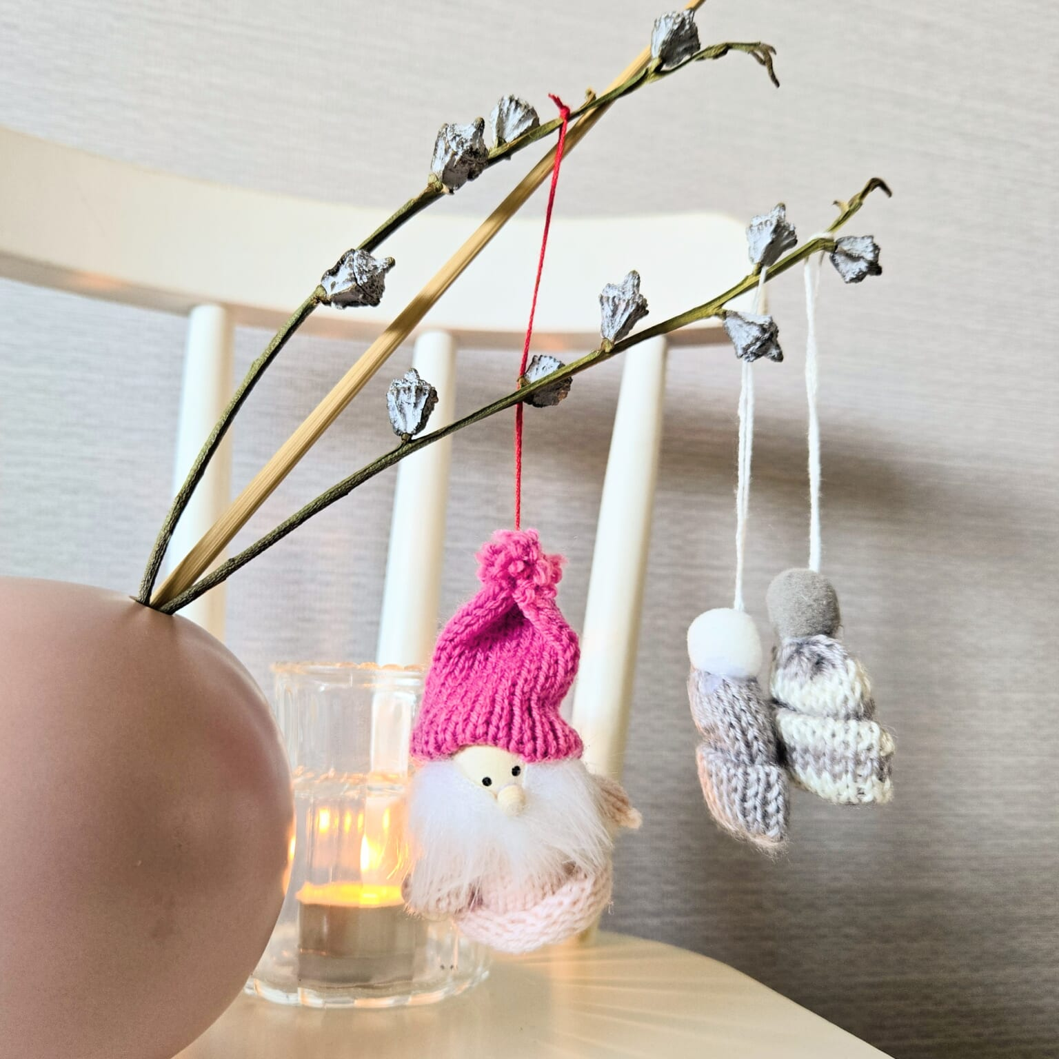 セリア「ニットセーターサンタオーナメント」「ニット帽オーナメント 2P」飾り方例１