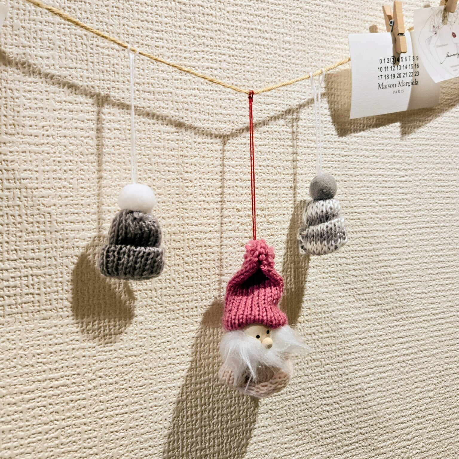 セリア「ニットセーターサンタオーナメント」「ニット帽オーナメント 2P」飾り方例２