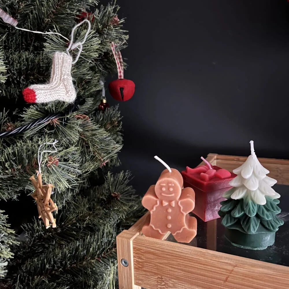 3COINS「キャンドルセット／クリスマス」ツリーの横に飾ったところ