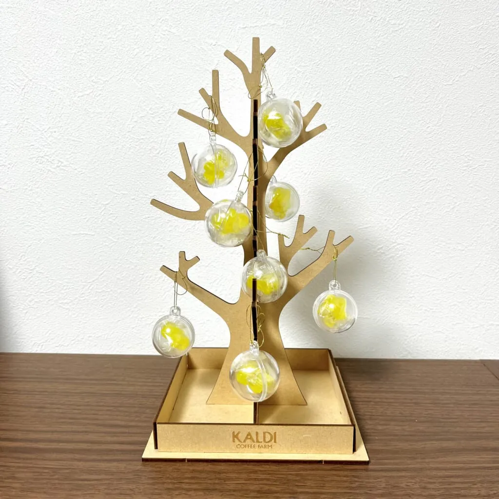 カルディ「クリスマス ウッドツリー＆オーナメント」飾り付けたところ