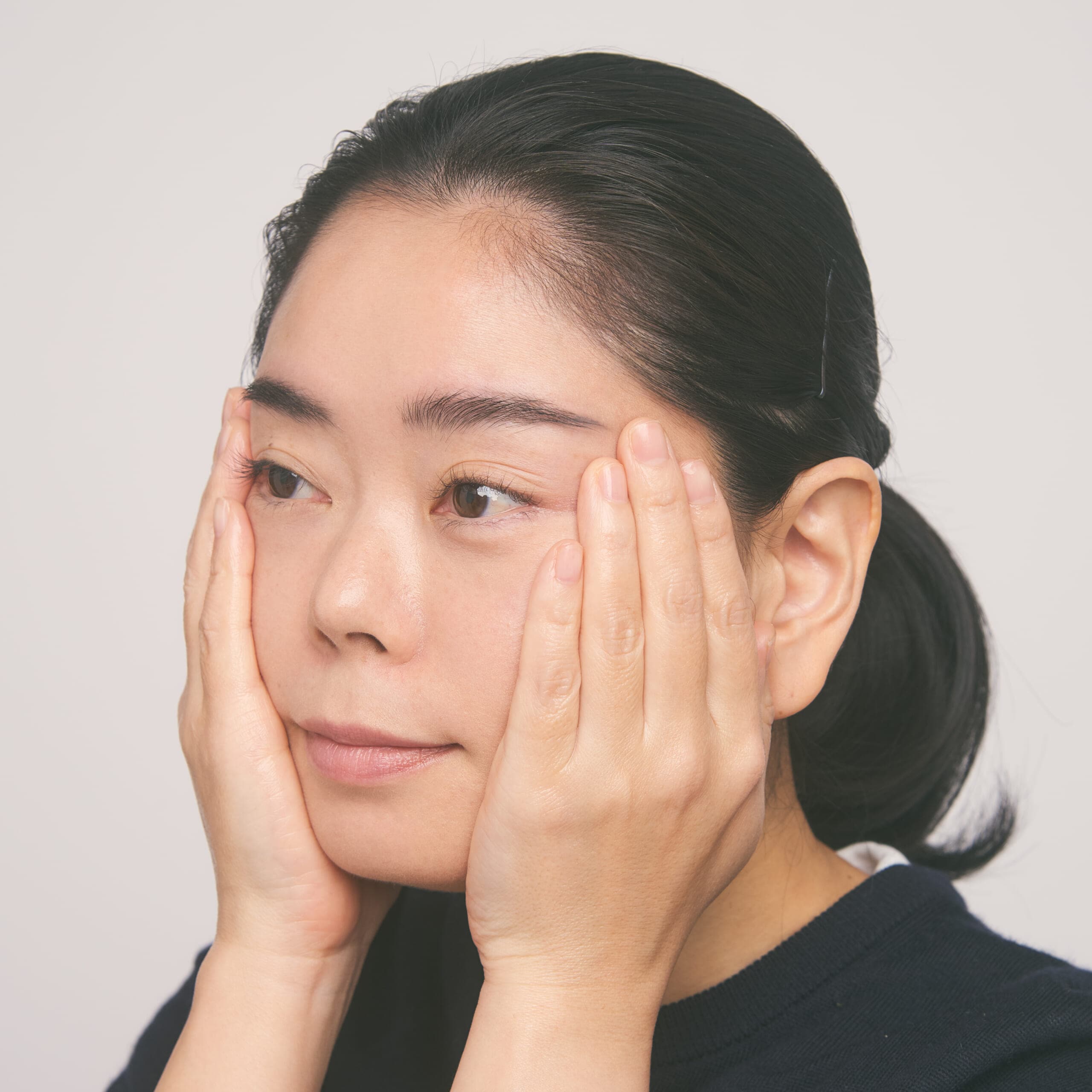 ブライトニングローションを肌になじませているところ。