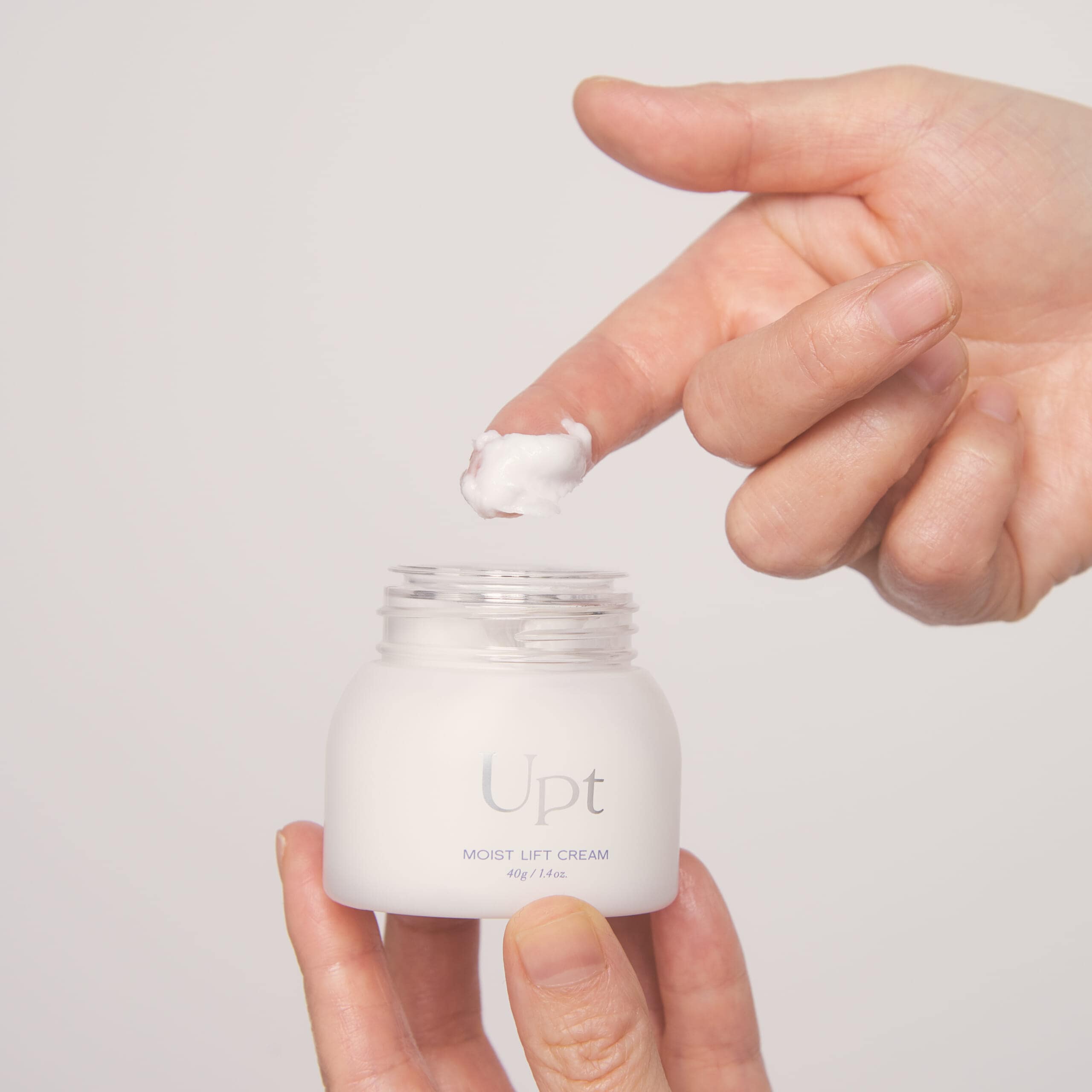 モイストリフトクリームをすくっているところ。