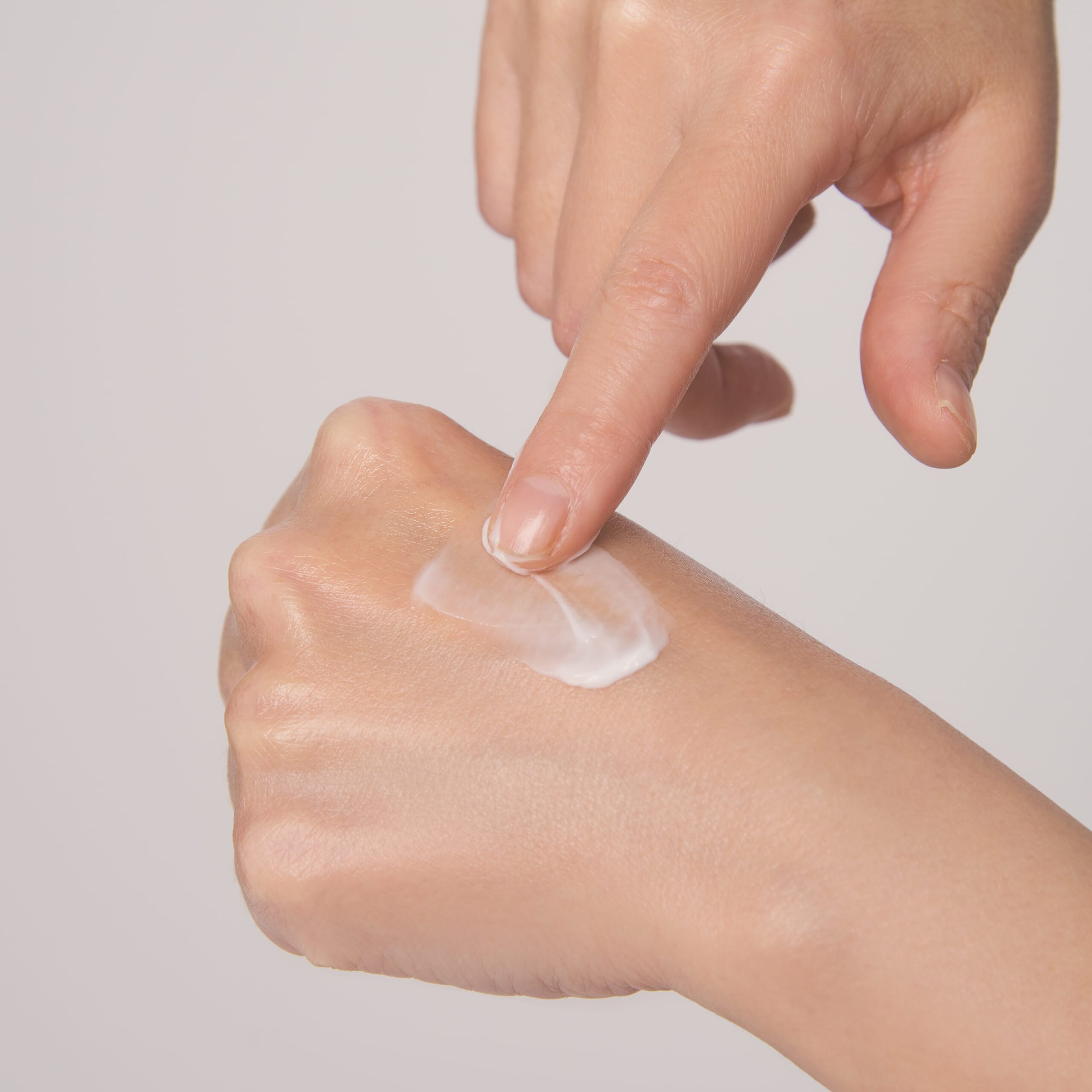 モイストリフトクリームを肌にのばしているところ。