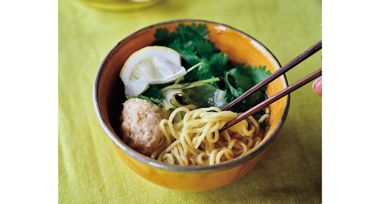 中華麺をゆでて、流水でぬめりを取り、それぞれのお碗へ。