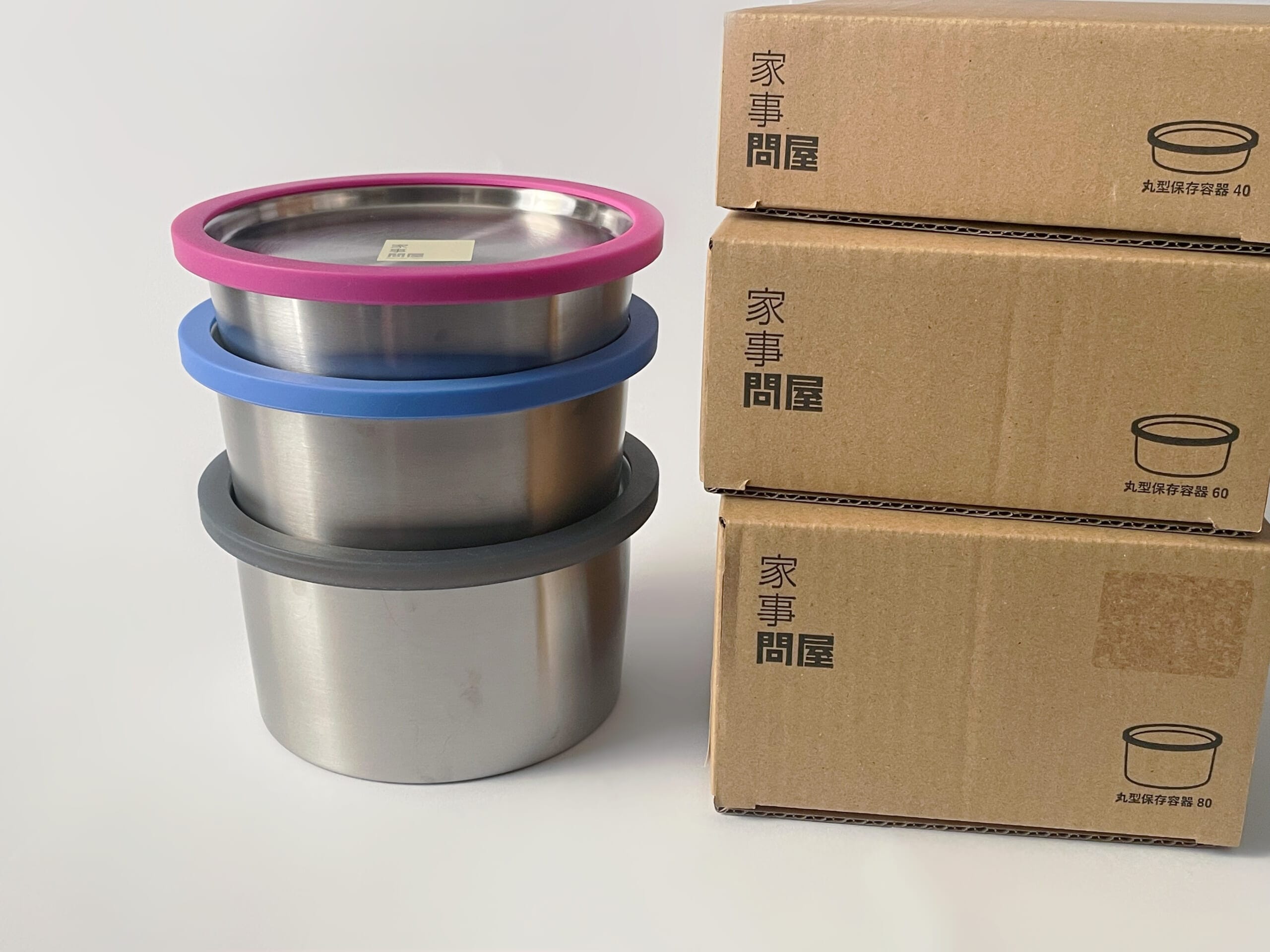 ワタナベマキさん×家事問屋のコラボを3サイズを積み重ねて横から撮った写真。