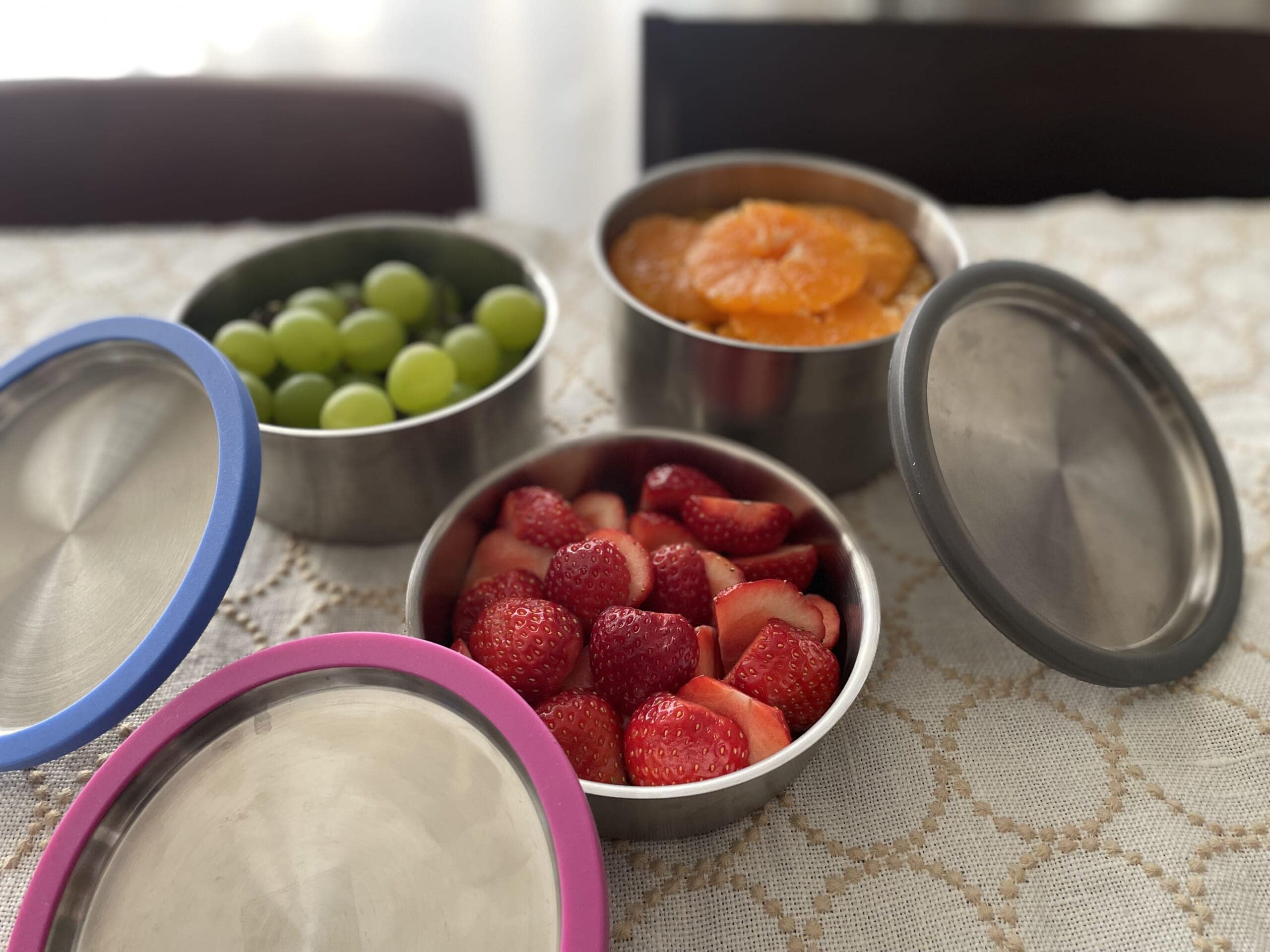 ワタナベマキさん×家事問屋のコラボの保存容器にフルーツを入れている様子