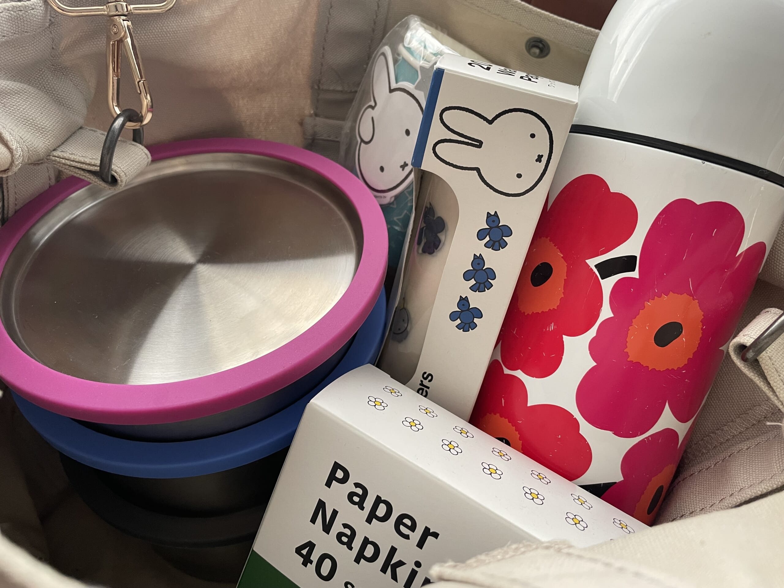 ワタナベマキさん×家事問屋のコラボ、スタッキングしてバッグに入れた様子を寄りで撮った写真