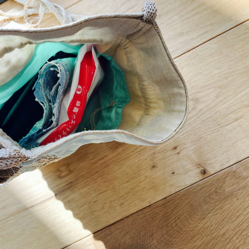 Embroidery Drawstring Shoulder Bag 中身