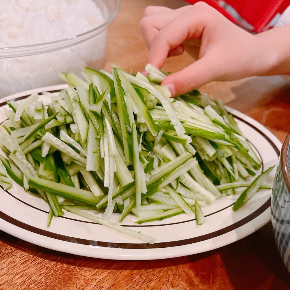 手巻き寿司　きゅうり　子ども