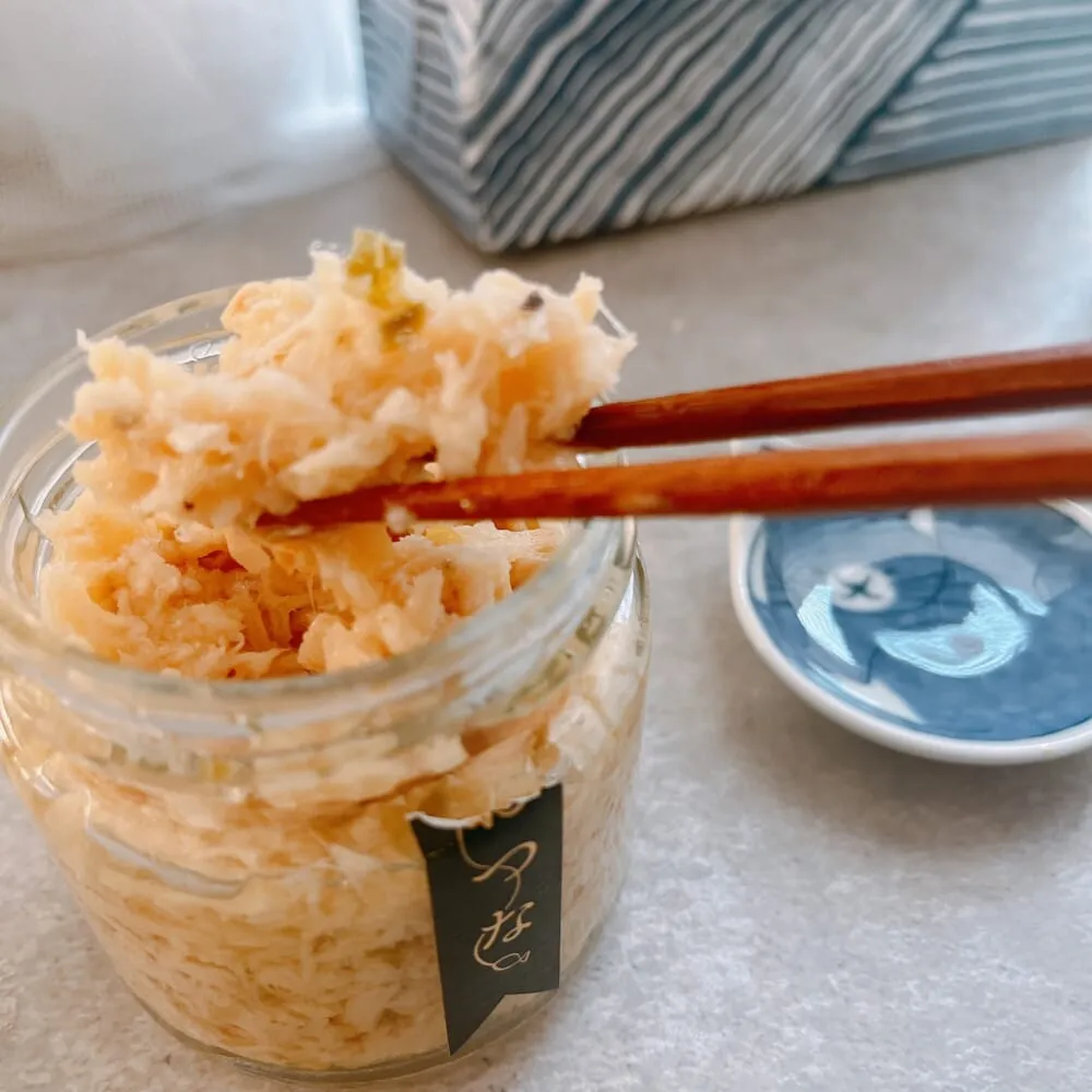 「おつな 島唐辛子」中身を箸で出したところ