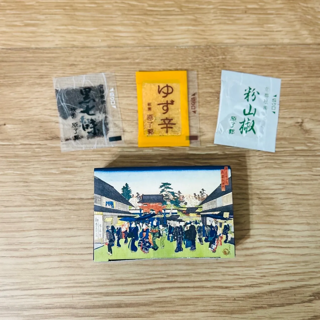 原了郭「黒七味 豆袋三種セット(黒七味、ゆず辛、粉山椒)」箱と中身