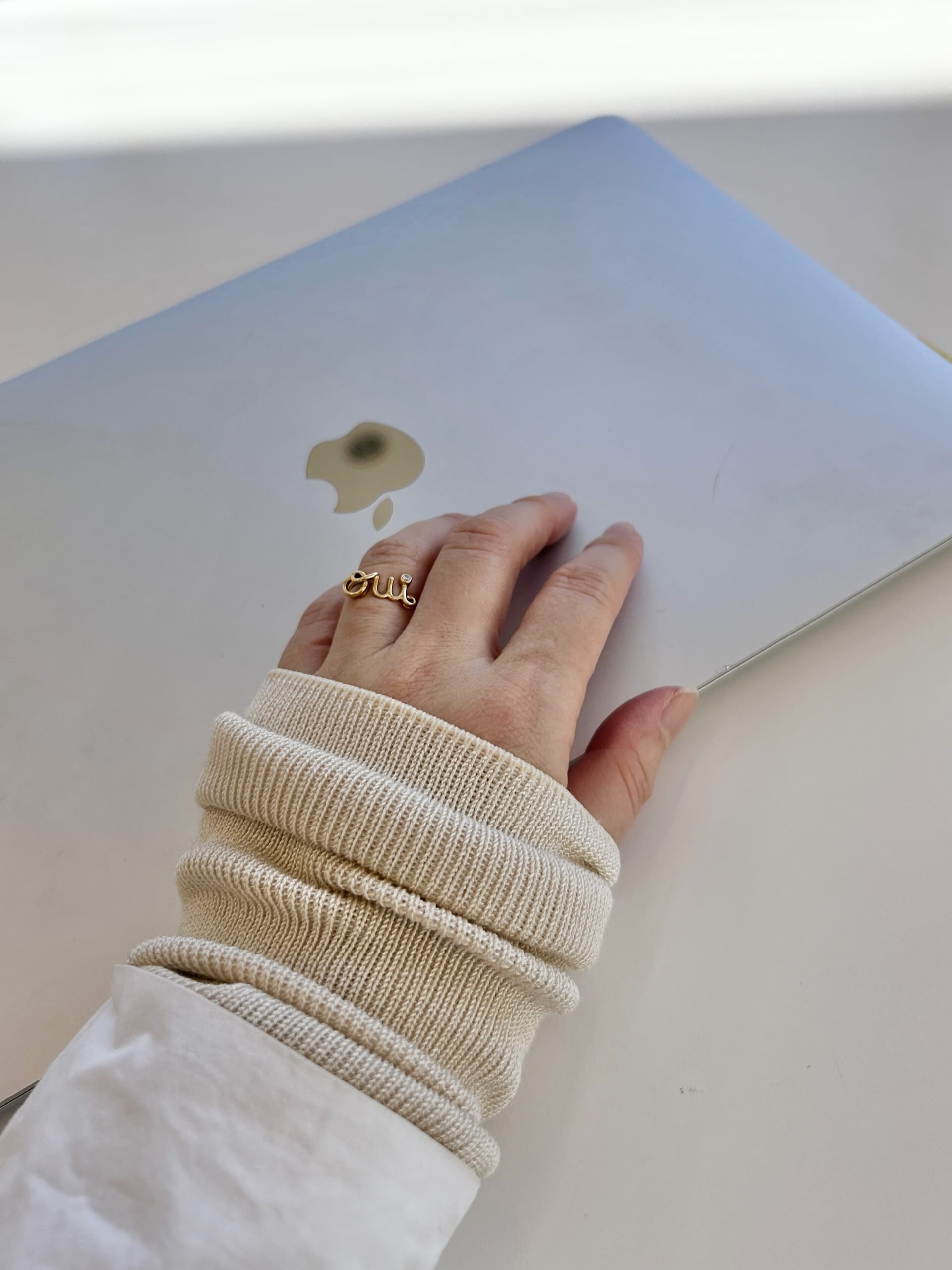 【OURHOME】シルク素材のアームウォーマー着用