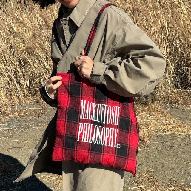 LEE1・2月号付録マッキントッシュ フィロソフィー「大人のチェック柄BIGトート」をベージュのコートに合わせた写真