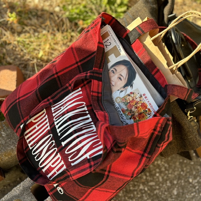 LEE1・2月号付録マッキントッシュ フィロソフィー「大人のチェック柄BIGトート」に荷物をたくさん入れた写真