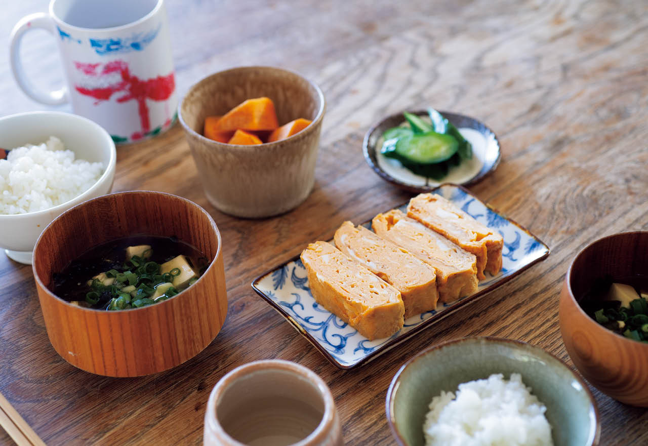 多様な食材を受け止める藍の染付けを日常使い