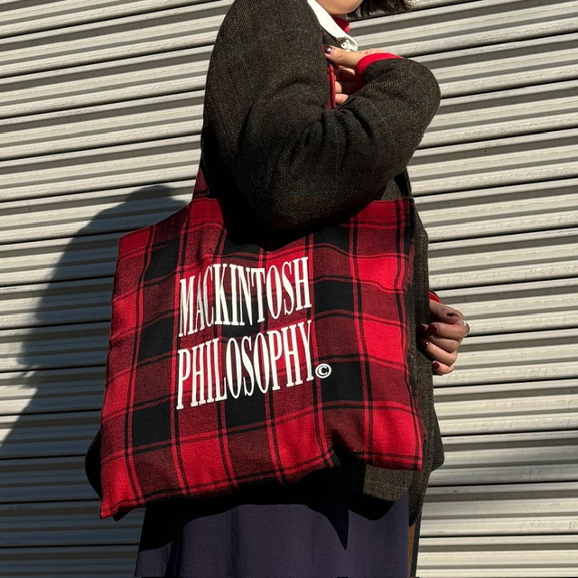 LEE1・2月号付録マッキントッシュ フィロソフィー「大人のチェック柄BIGトート」をブラウンのジャケットに合わせた写真