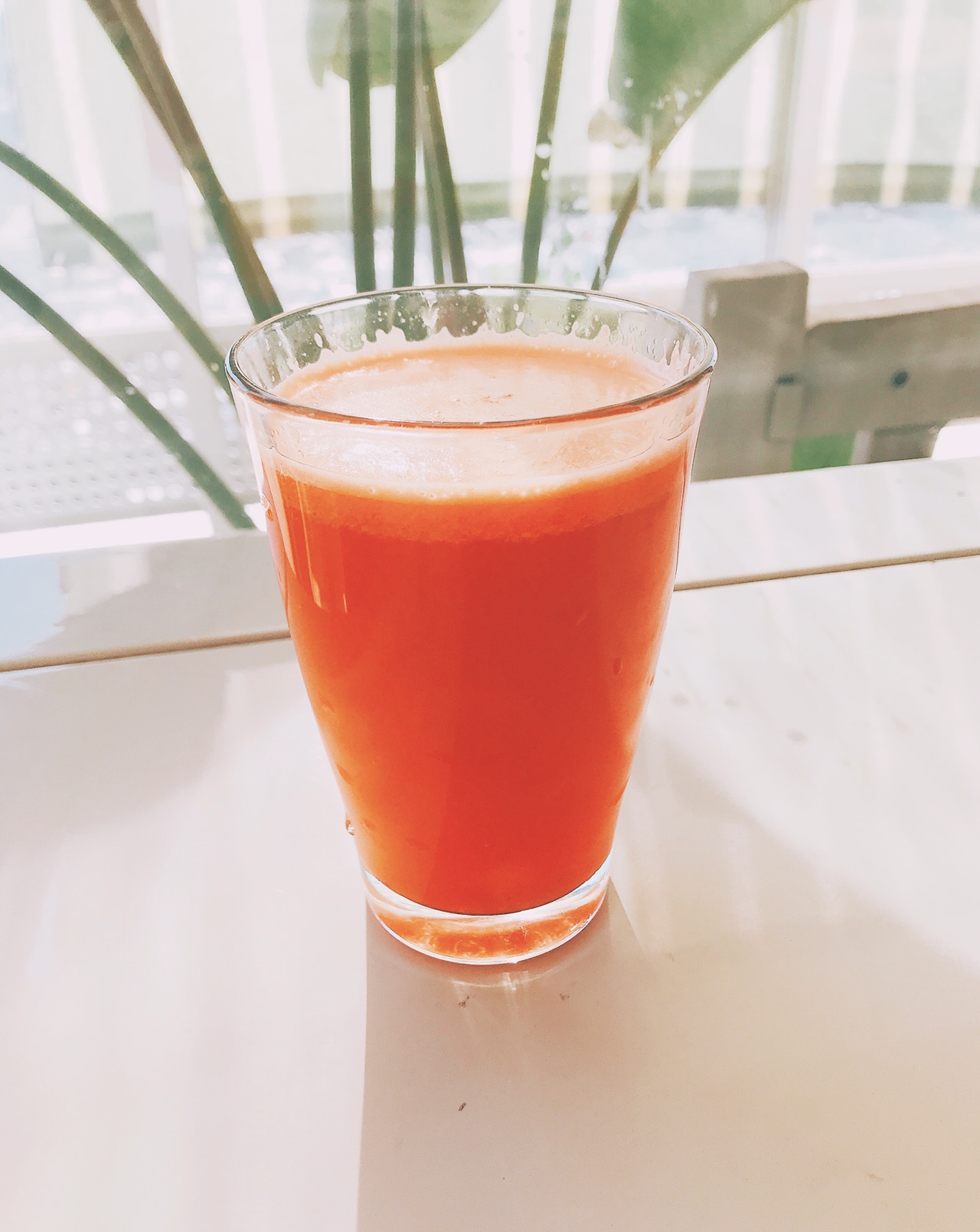 陽性食品のりんごとにんじんを絞った手製のジュース