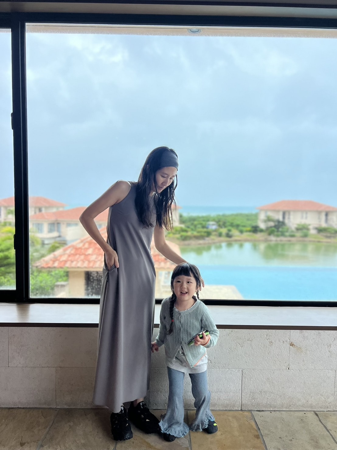 高橋美帆さんベストバイ2025 (3)Columbia(コロンビア)の「スライブ リバイブ シャンダル」夏ワンピースとのコーディネート