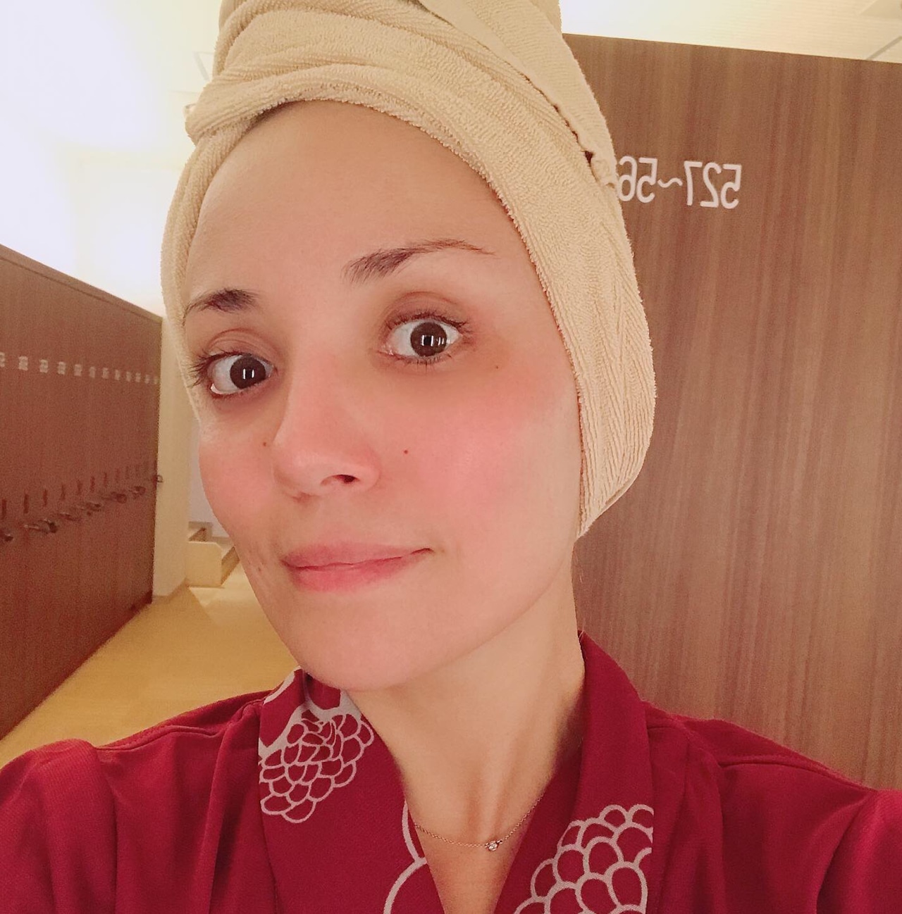 サウナで温冷浴をする石原新菜さん