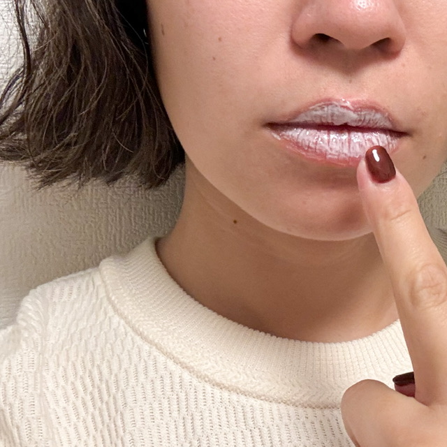 メディプラス ノイズカットリップパックを塗布して指で馴染ませる写真