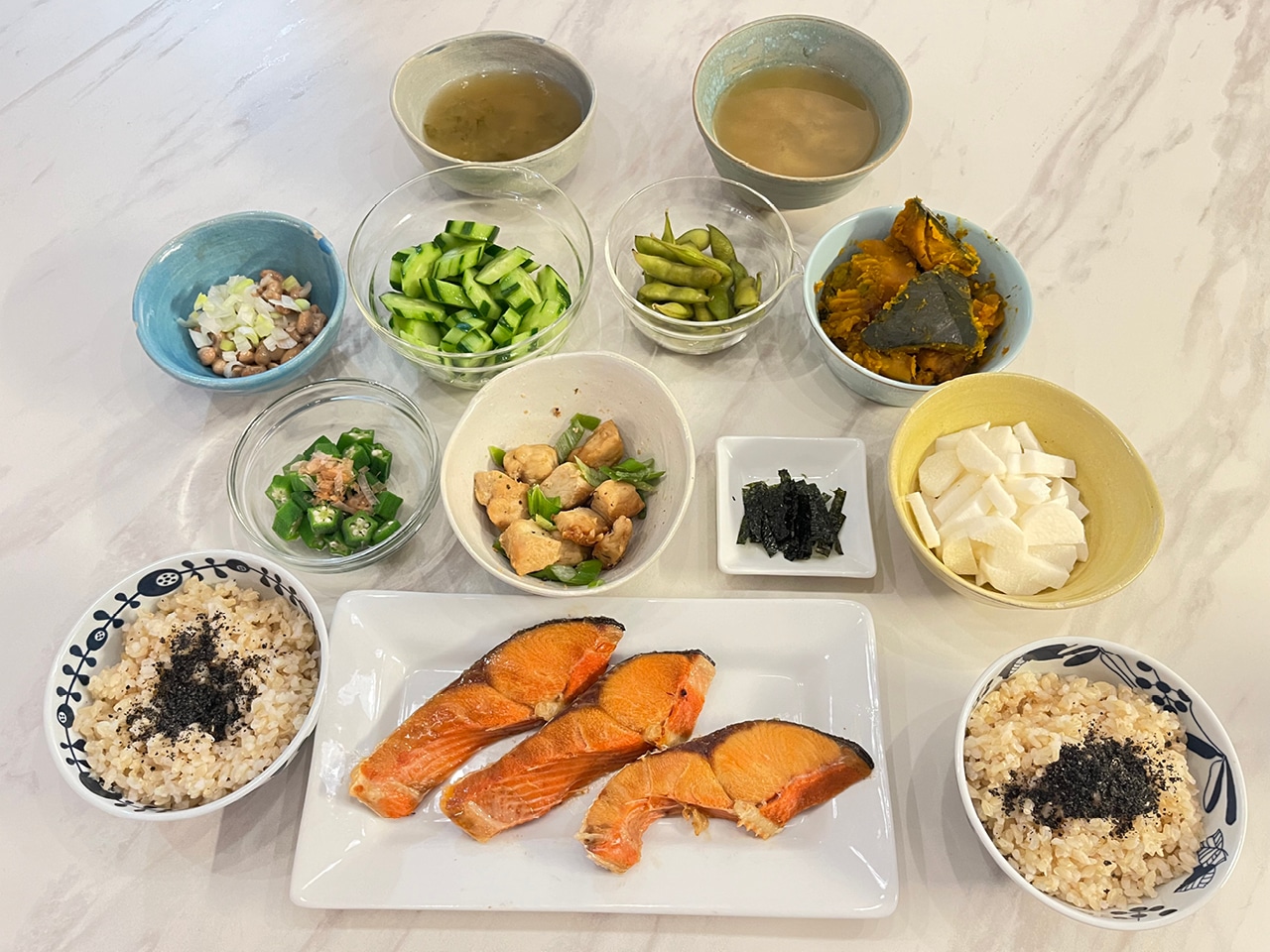 温活食材たっぷりのおかずを玄米と一緒に