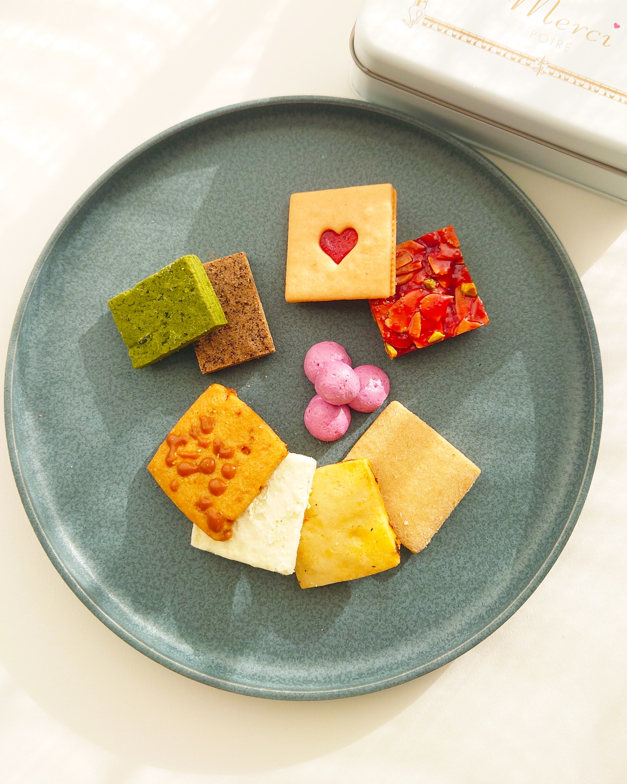 POIREのクッキー缶「MERCI」をお皿に陳列