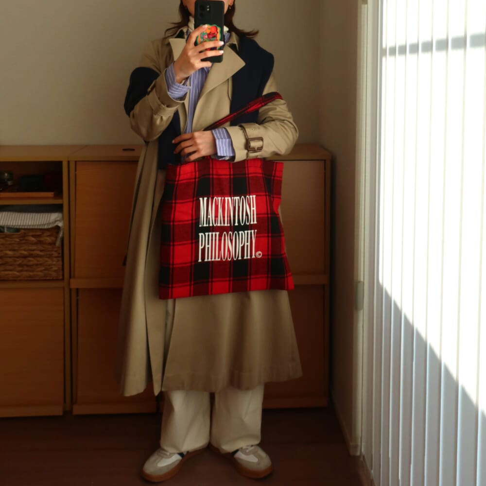 コーデ トレンチ シャツ ホワイトパンツ