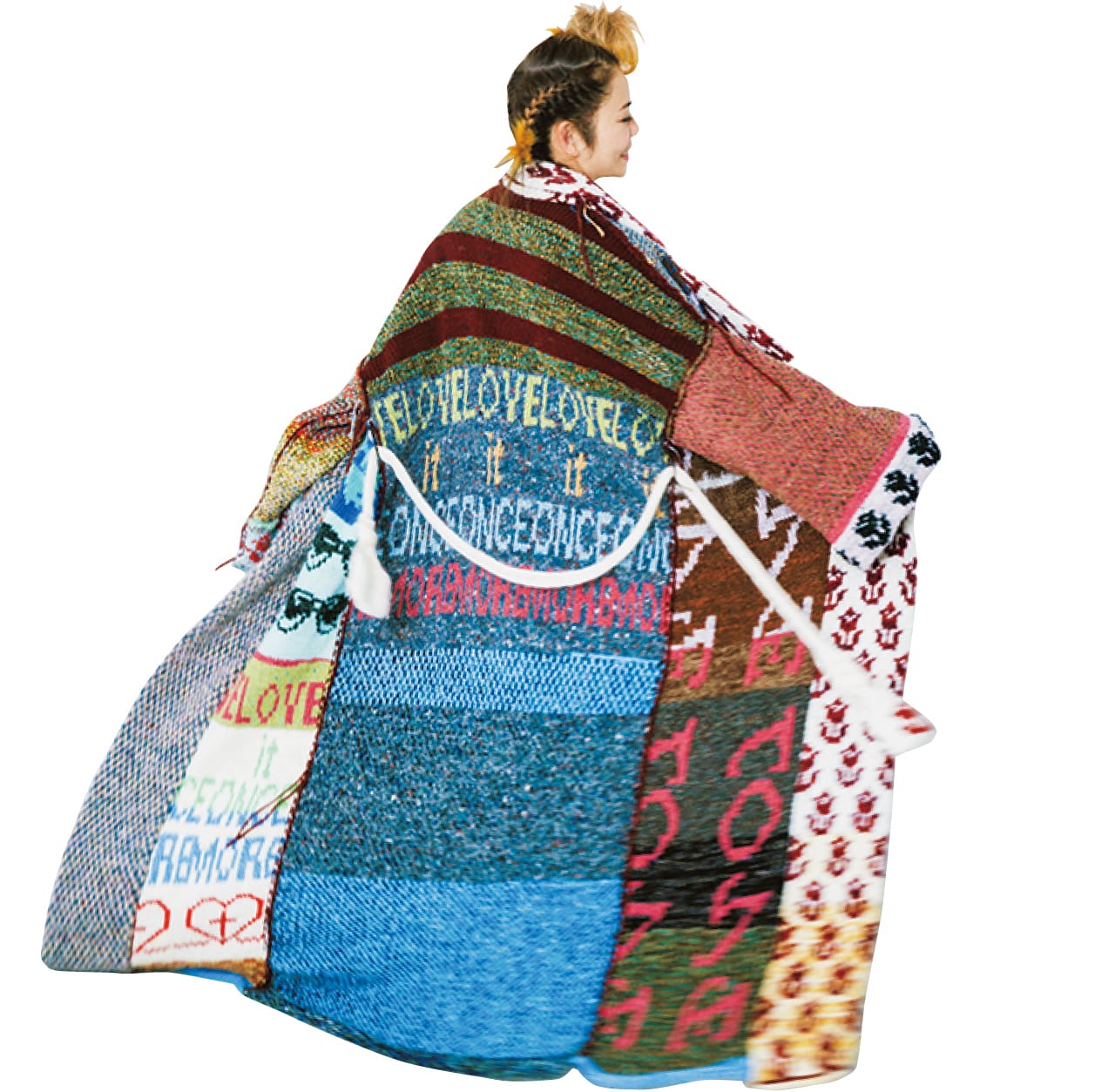 ガウンを広げた後ろ姿のCharaさん