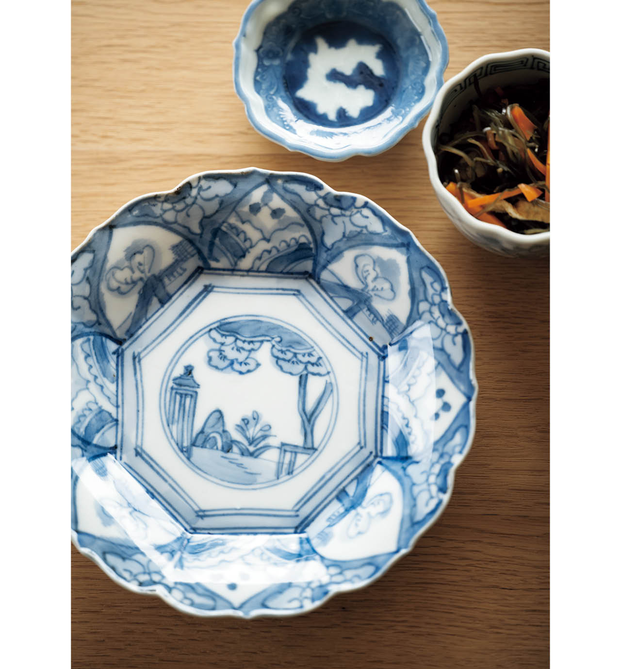 銘々皿にした輪花皿、有田「福泉窯」の六角鉢、調味料入れの印判小皿