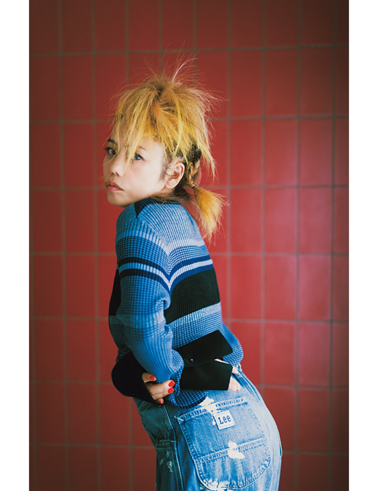 腰に手を当てたポーズのCharaさん