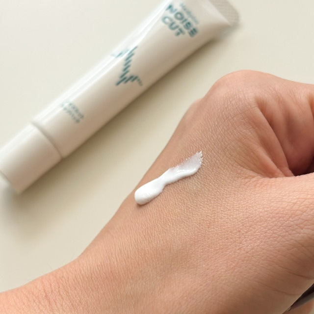 メディプラス ノイズカットリップパックを手の甲に出してテクスチャーがわかる写真